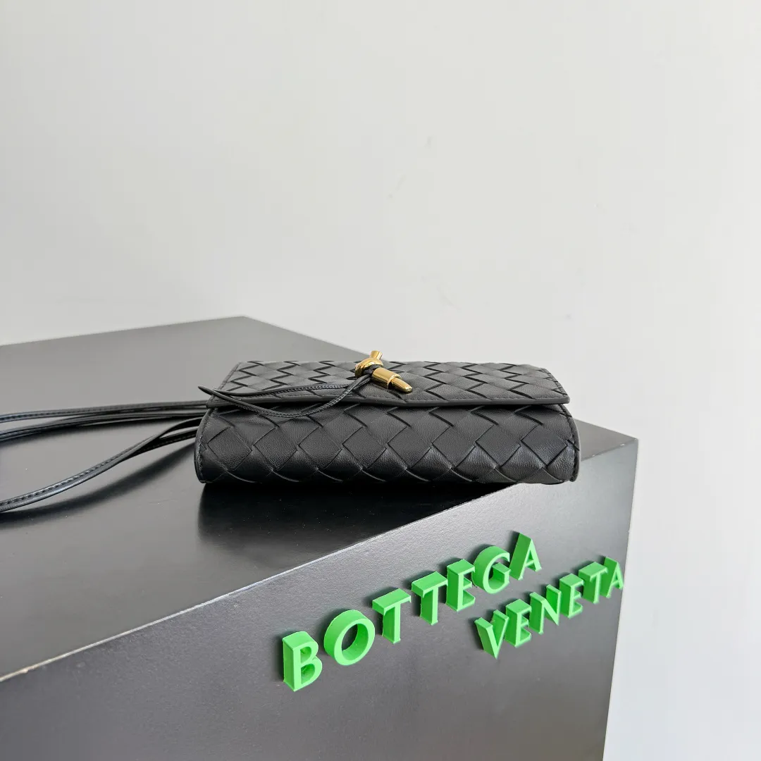 Batch 1560 Bottega Veneta 2025 early autumn series Andiamo handbag, a really good bag, mini crossbody bag, classic woven leather clutch, metallic button and rope closure, simple but not simple, elegant texture, elegant weaving attitude. Style number: 836940 Color: black Size: 19*12.6*2cm